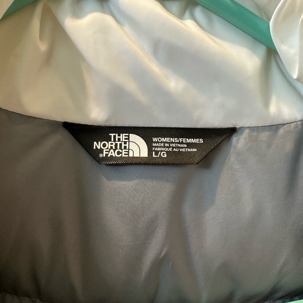 SOLD DONT BUY Like new north face 550 puffer vest - Picture 5 of 10